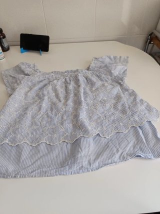 Blusa con canesú azul y blanco