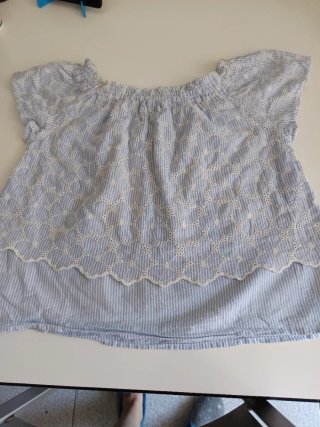 Blusa con canesú azul y blanco