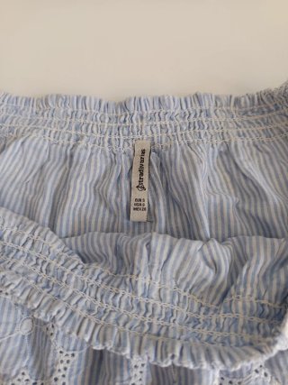 Blusa con canesú azul y blanco