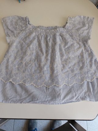 Blusa con canesú azul y blanco