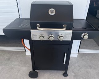 Barbecue a gas nero e argento