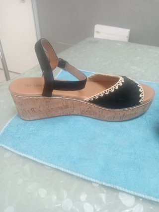 Sandali con zeppa neri e marroni