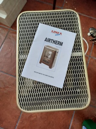 Estufa antigua marrón y dorada