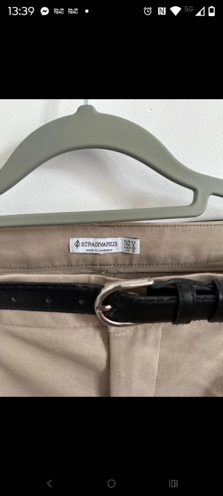Pantalón chino beige Stradivarius Talla L