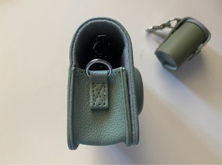 FUNDA para CÁMARA de cuero verde.