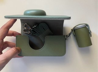 FUNDA para CÁMARA de cuero verde.