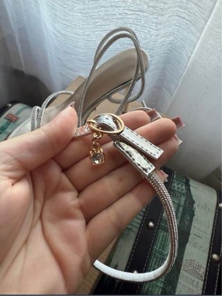 Sandalias de tacón plateadas con tiras