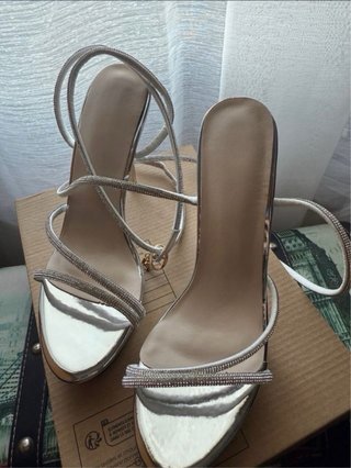 Sandalias de tacón plateadas con tiras