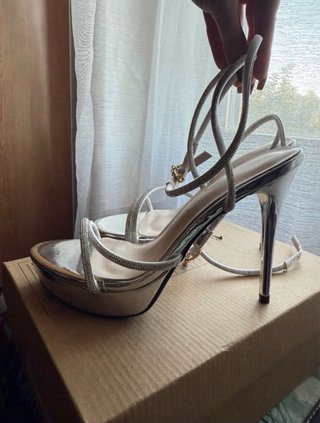 Sandalias de tacón plateadas con tiras