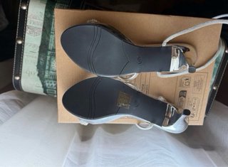 Sandalias de tacón plateadas con tiras