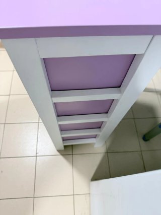 Cajonera estrecha morada y blanca