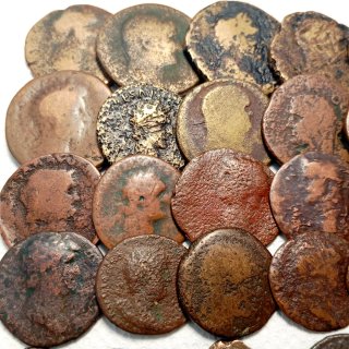 C001. Lote de 65 monedas antiguas, Imperio Romano