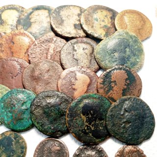 C001. Lote de 65 monedas antiguas, Imperio Romano