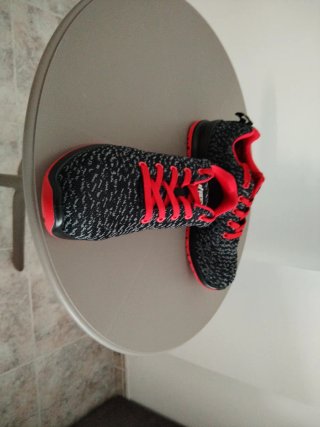 Zapatos de seguridad negros y rojos.