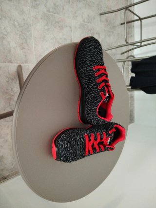 Zapatos de seguridad negros y rojos.