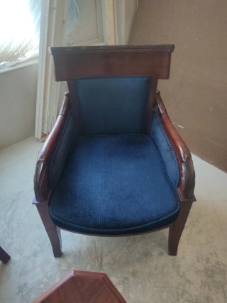 Butacas y mesa auxiliar de madera y cristal