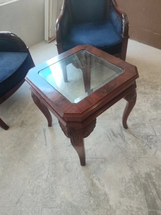 Butacas y mesa auxiliar de madera y cristal