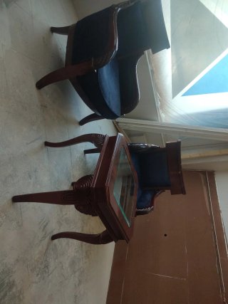 Butacas y mesa auxiliar de madera y cristal