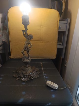 Lámpara de bronce antigua, con figura de querubín,