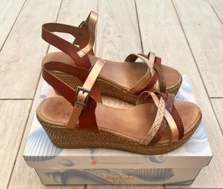Sandalias cuña piel marrón y dorado T39