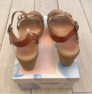 Sandalias cuña piel marrón y dorado T39