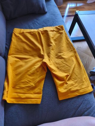 Pantalón corto Adidas amarillo