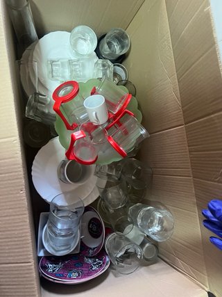 Cristalería variada: copas, tazas y más