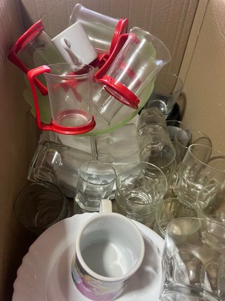 Cristalería variada: copas, tazas y más
