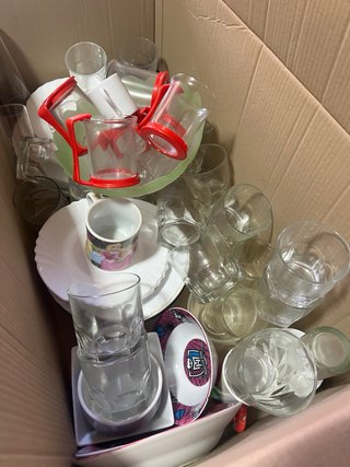 Cristalería variada: copas, tazas y más