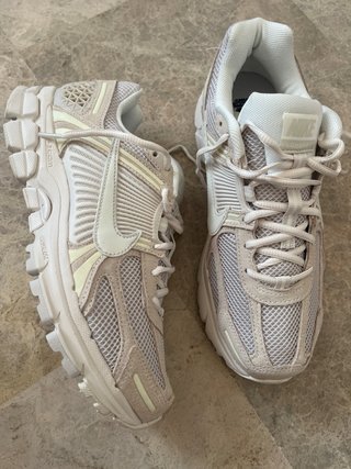 Zapatillas Nike Piel Beige y Blancas