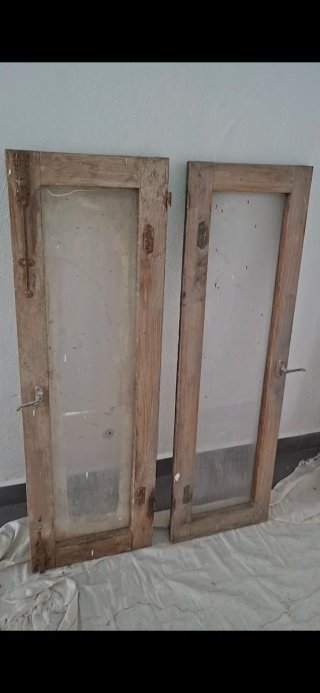 2 Hojas de ventana antigua de madera con herrajes