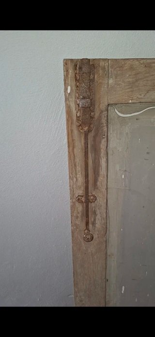 2 Hojas de ventana antigua de madera con herrajes