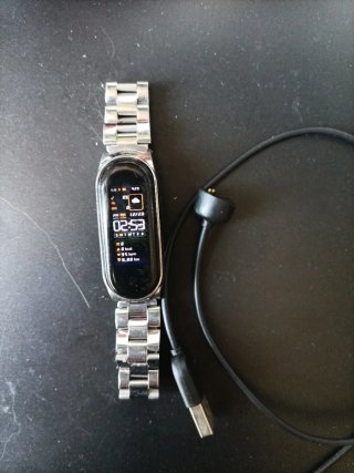 Smartwatch con correa metálica plateada
