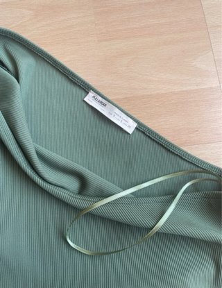 Vestido verde con abertura