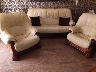 Tresillo de piel beige y madera