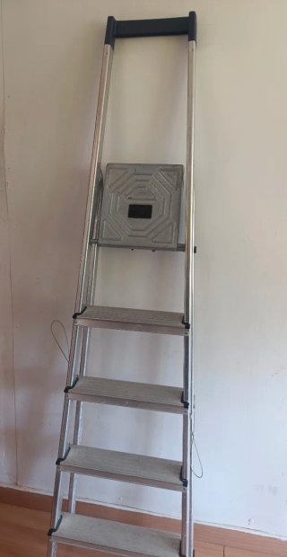Escalera plegable aluminio 4 peldaños