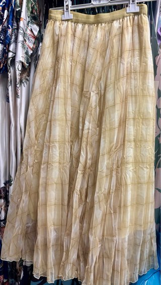 Falda larga beige y dorada