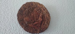 Piastra in legno intagliato scena rurale, i tre