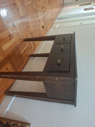 Mesa auxiliar de madera oscura