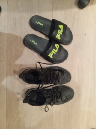Chanclas y zapatillas deportivas negras