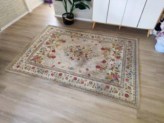 Alfombra floral beige y multicolor