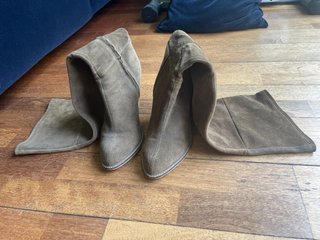 Botas altas ante marrón