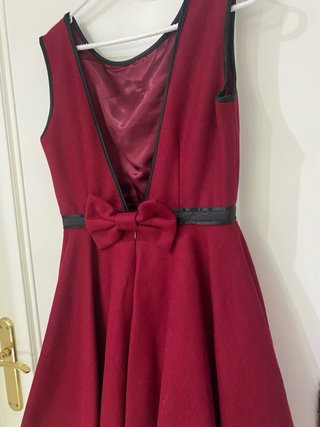 Vestido granate con encaje negro