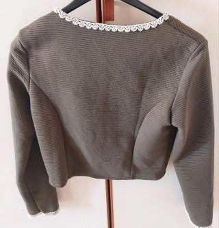 Felpa fashion verde con pizzo bianco