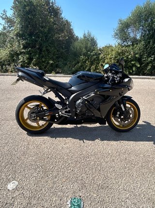 YAMAHA R1