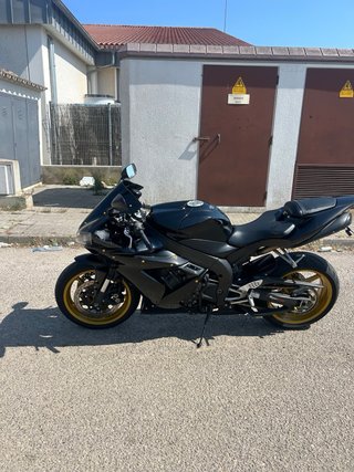 YAMAHA R1