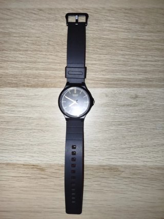 Reloj Casio MW-240 Negro y Dorado