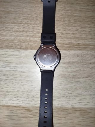 Reloj Casio MW-240 Negro y Dorado