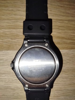 Reloj Casio MW-240 Negro y Dorado