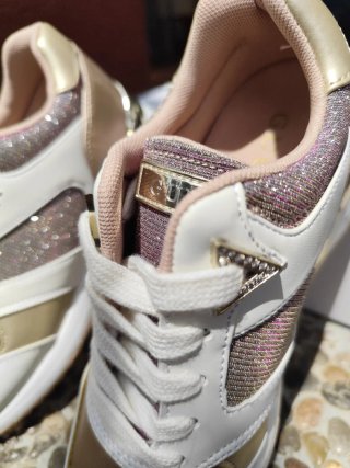 Zapatillas Guess Doradas y Blancas